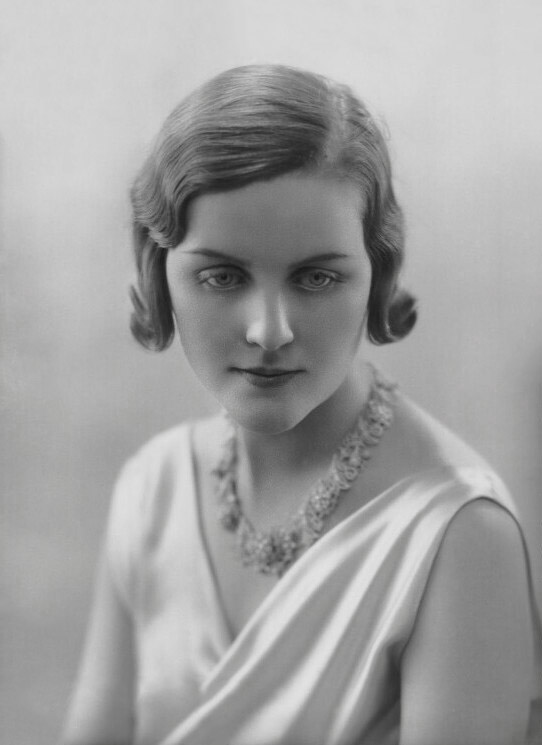 Diana Mitford, 1932